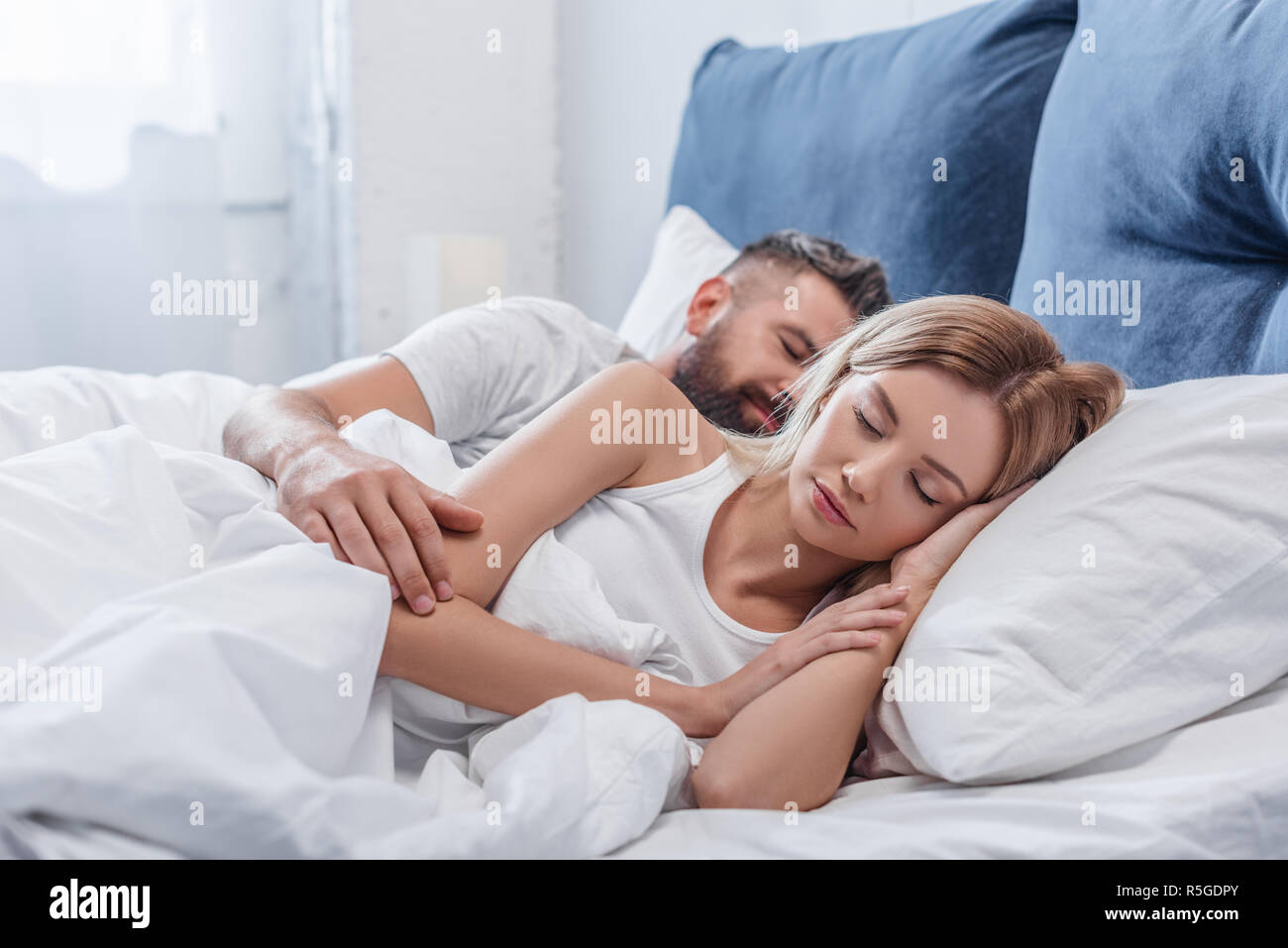 Schöne blonde Frau schlafen im Bett mit Freund in Morgen Stockfoto