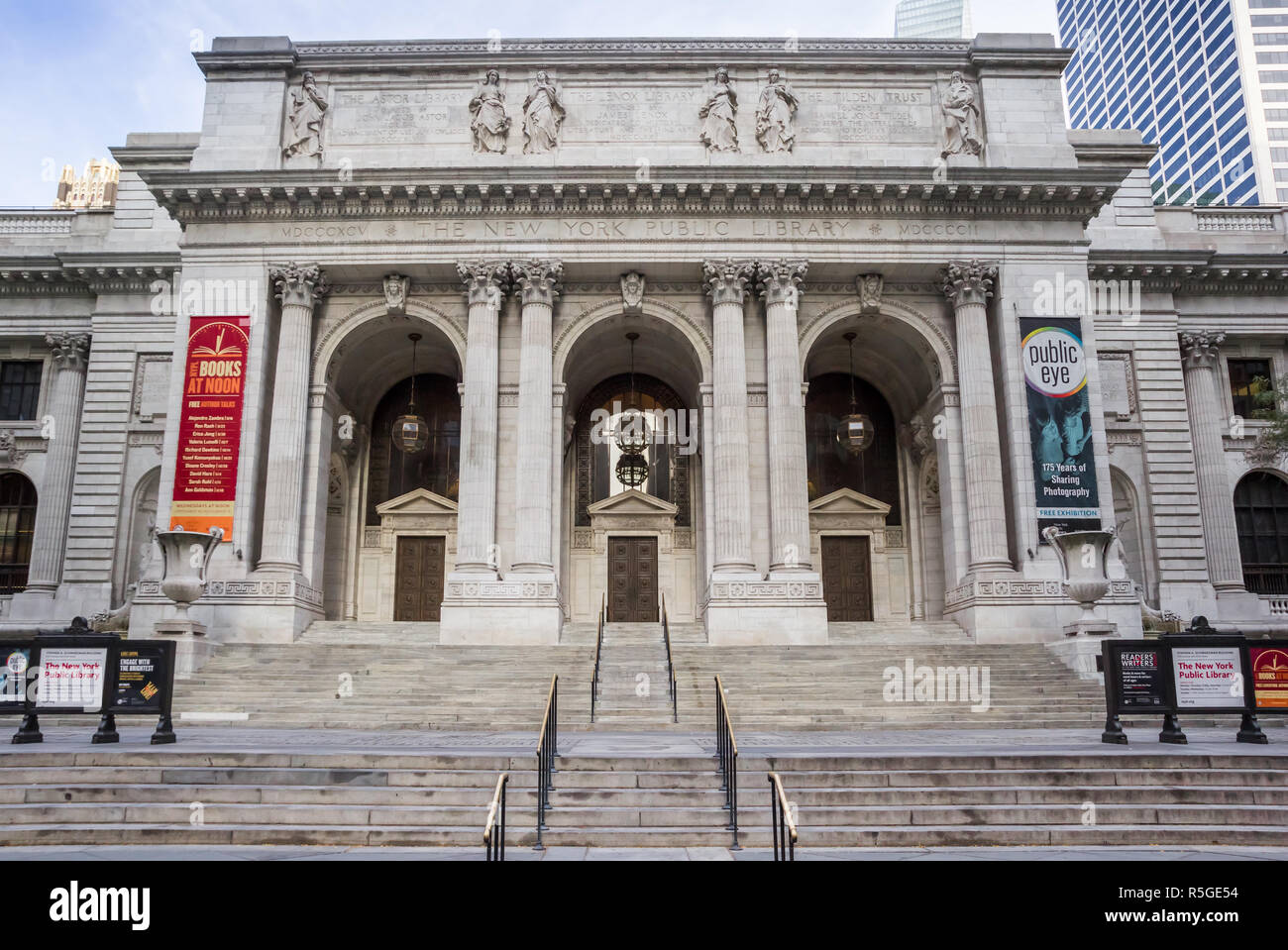 Vorderansicht der New York Public Library Stockfoto