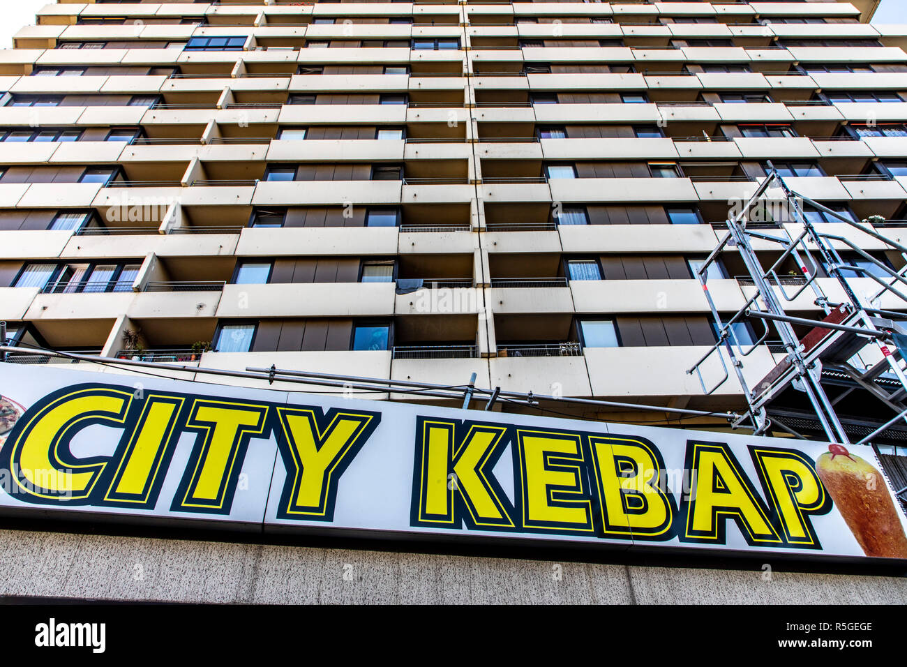 Düstere Wolkenkratzer, Apartment House, Dšner, Kebab Fast Food Restaurant, Ulm, Deutschland, Stockfoto