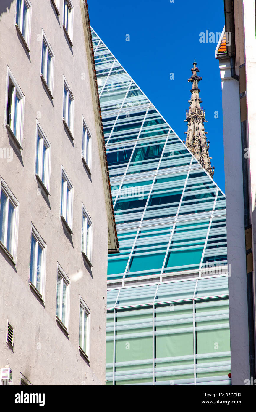 Modernes Bürogebäude, Kirchturm der Ulmer MŸnster, Ulm, Pyramide der neuen Stadtbibliothek Gegensätze in der Architektur, Deutschland Stockfoto