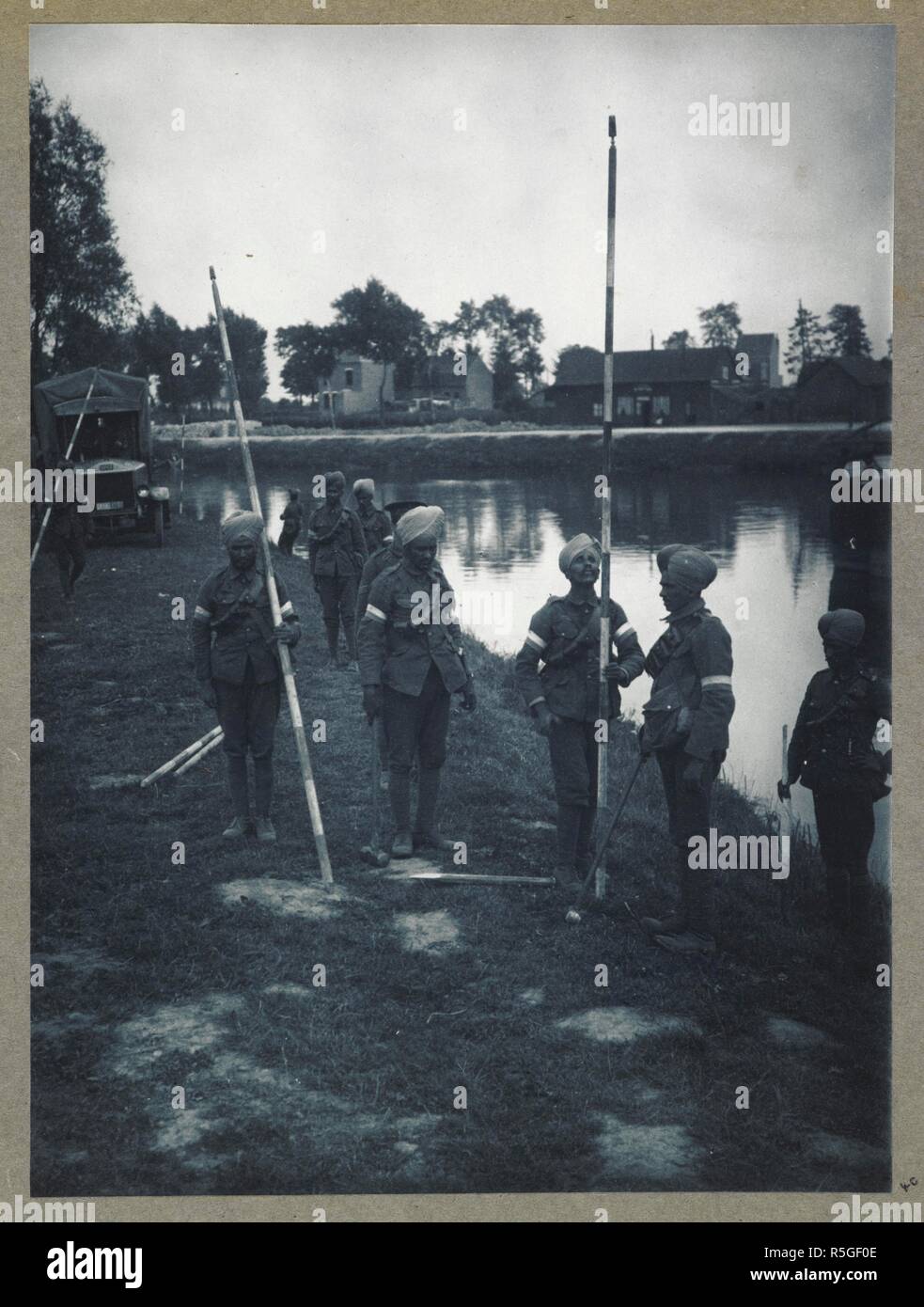 Indische Corps signal Abschnitt bei der Arbeit. 1915. 22-Apr-21. Die Fotos erscheinen in einer Vielzahl von Größen, Formen und Farben, einschliesslich Schattierungen von Blau, Grün und Braun. Sie Erfassen von Szenen des militärischen Lebens, die von der Indischen und die britische Armee in Frankreich während des Ersten Weltkrieges erlebt. Die Kampfszenen sind nicht real, sondern inszeniert von Manövern. Quelle: Foto 21 / (40). Autor: Dhaka, H. D. Stockfoto