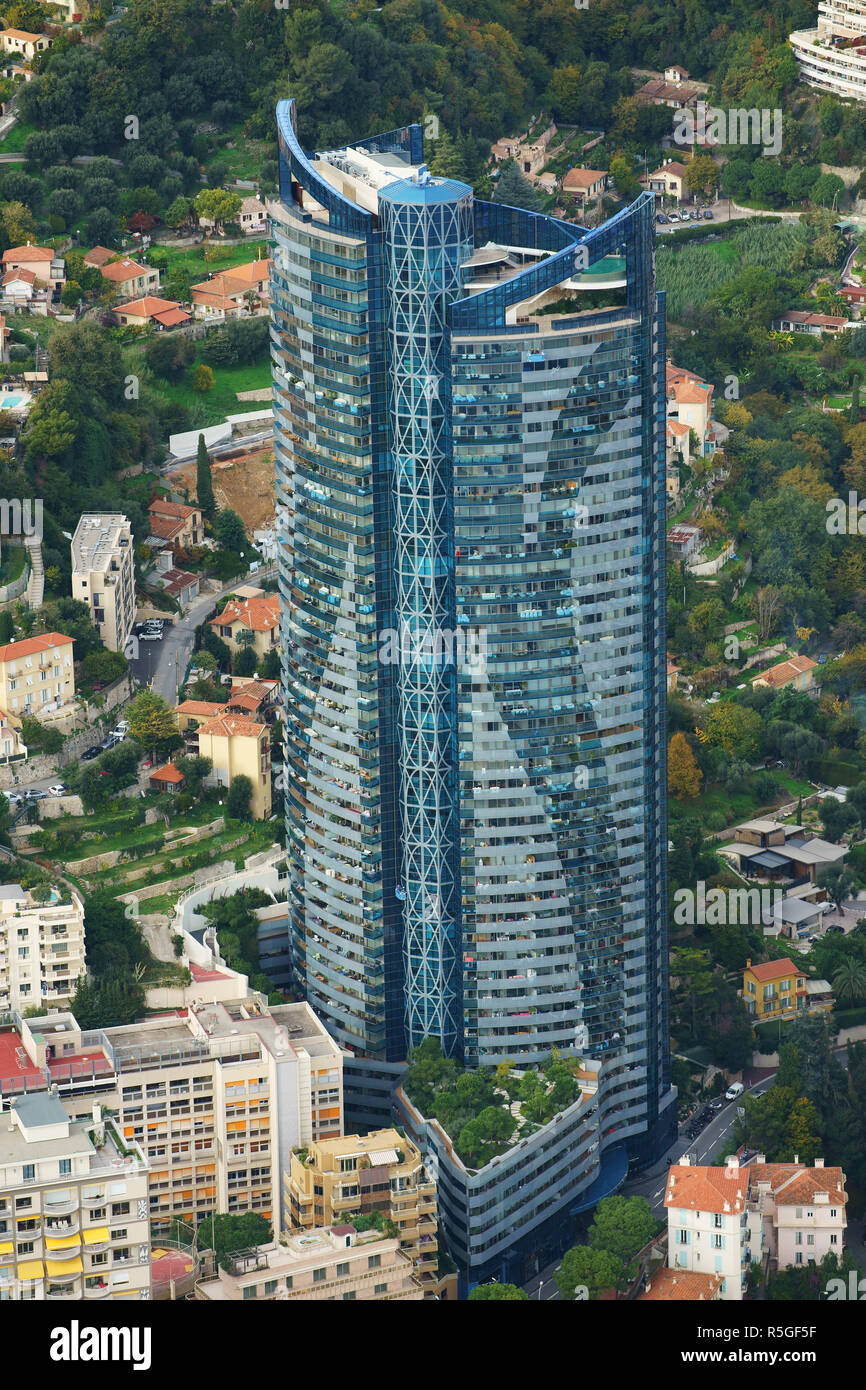 LUFTAUFNAHME. Odeon-Turm; das höchste Gebäude von Monaco (Höhe: 170 Meter). La Rousse Saint-Roman District, Fürstentum Monaco. Stockfoto