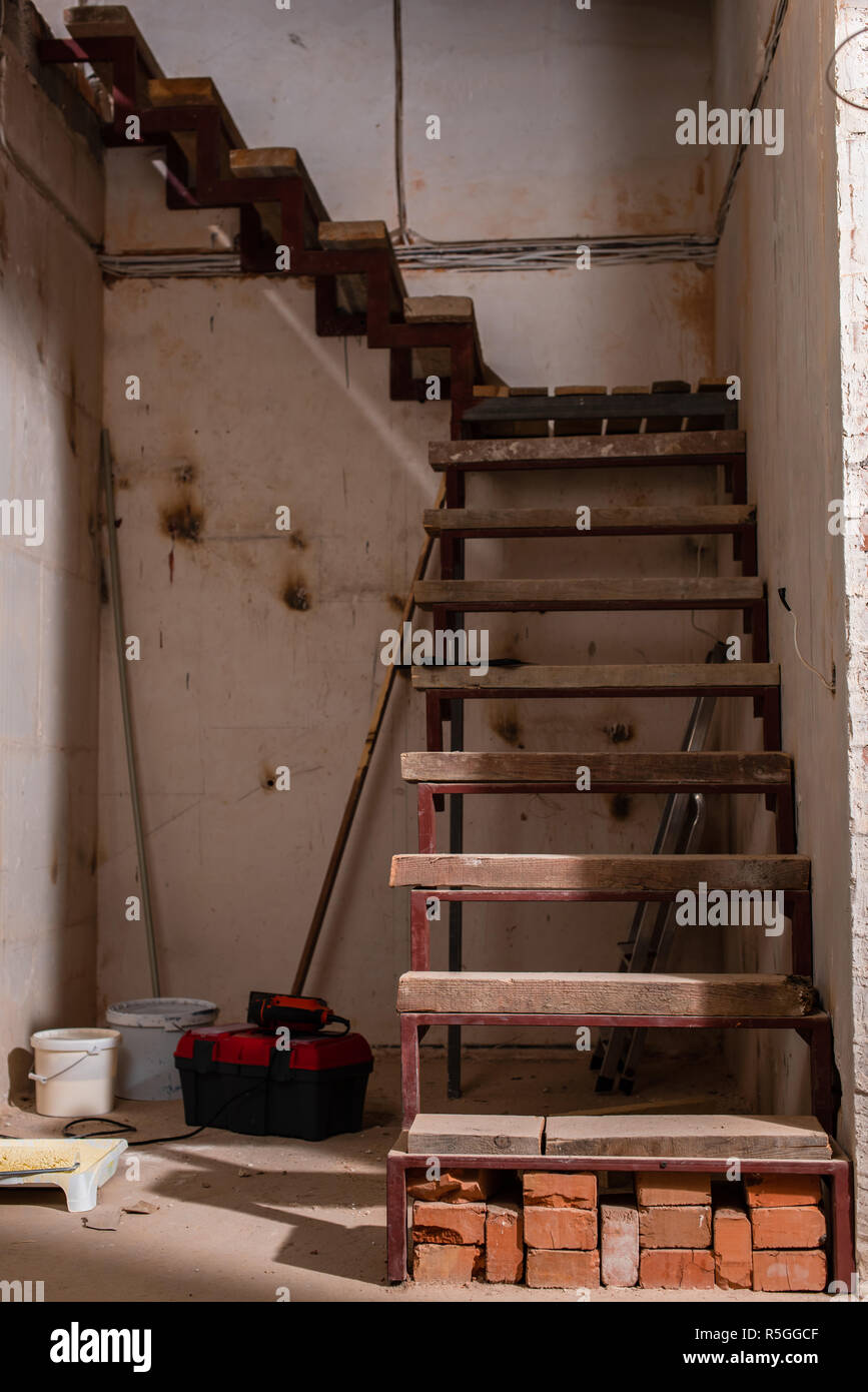 Treppe in grungy Haus während der Sanierung Stockfoto Treppe in grungy Haus während der Sanierung Stockfoto