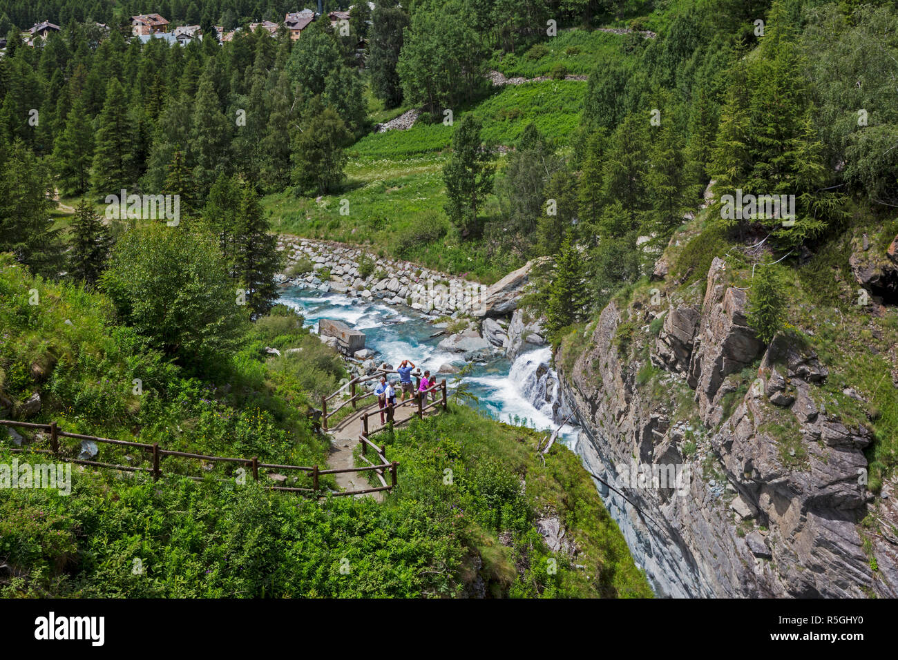 In der Nähe von Cogne, Valle d'Aosta, Italien. Parco Nazionale del Gran Paradiso (Nationalpark Gran Paradiso). Besucher Anzeigen des Torrente Grand Eyvia. Stockfoto