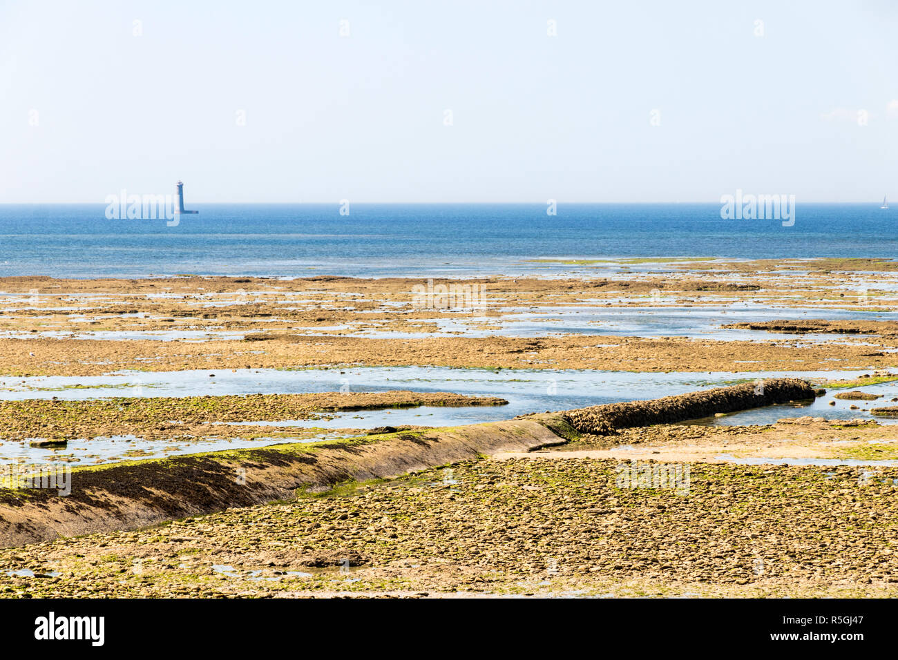 Saint-Clement-en-Ré, Frankreich. Blick auf das Meer vom Phare des Baleines, mit dem Stein Strand und die große unterirdische Leitungen Stockfoto