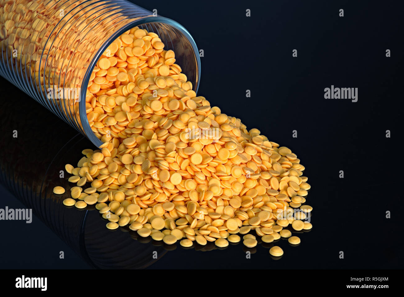 Kunststoffgranulat, industrielle Perlen auf schwarzem Hintergrund Stockfoto