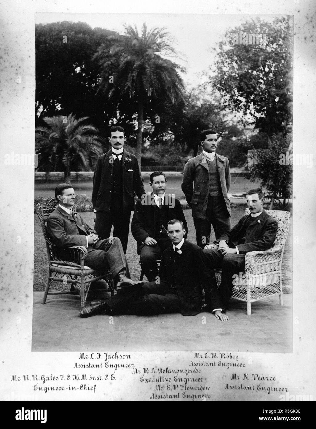 Eine Gruppe von Ingenieuren, die das Curzon Brücke, Allahabad gebaut. Formale Gruppe darstellen, in einem Garten. Sitters von Links genannt: 'Mr R.R. Gales, FCHM, Inst-CE, Chefingenieur; Herr L.F. Jackson, Assistant Engineer; Herr R.A. Delanougerede, Executive Engineer; Herr S.P. Flowerdew, Assistant Engineer; Herr E.B. Robey, Assistant Engineer; Herr N. Pearce, Assistant Engineer'. 1902-05. Quelle: Foto 430/58 (1). Sprache: Englisch. Stockfoto