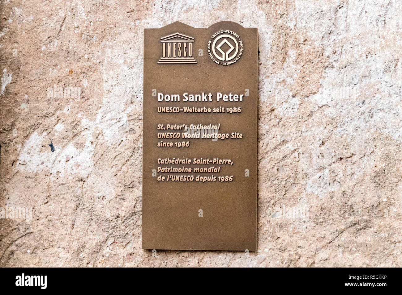 Trier, Deutschland. Unesco-Marker für die Römische Baudenkmäler, Dom St. Peter und die Liebfrauenkirche in Trier, Weltkulturerbe seit 1986 (Dom San Stockfoto