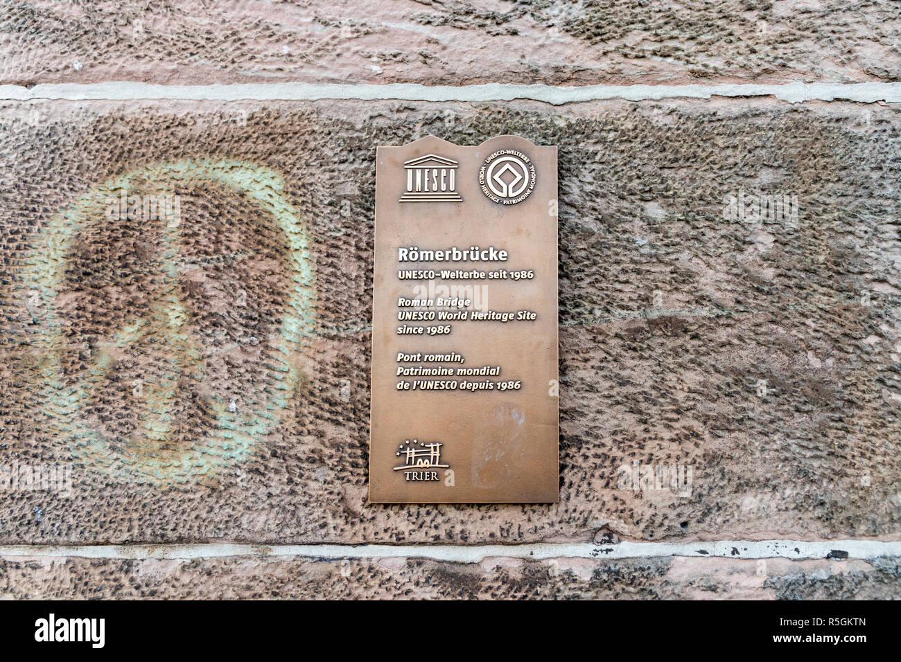 Trier, Deutschland. Unesco-Marker für die Römische Baudenkmäler, Dom St. Peter und die Liebfrauenkirche in Trier, Weltkulturerbe seit 1986 (Römische b Stockfoto