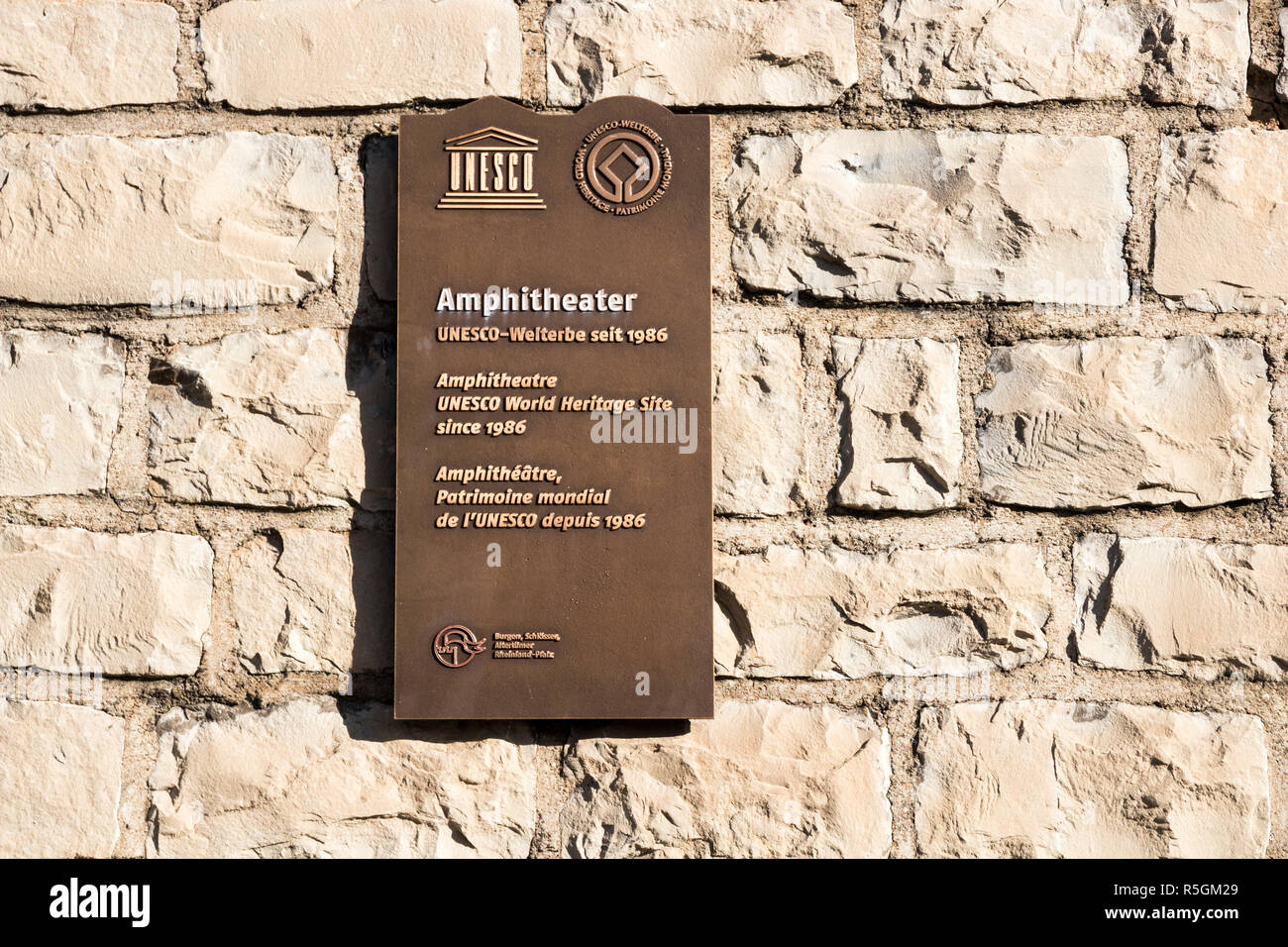 Trier, Deutschland. Unesco-Marker für die Römische Baudenkmäler, Dom St. Peter und die Liebfrauenkirche in Trier, Weltkulturerbe seit 1986 (Amphith Stockfoto