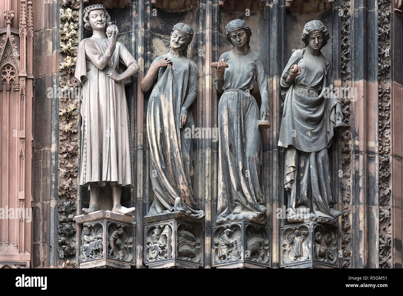 Skulpturen im Portal, die törichten Jungfrauen, dem Straßburger Münster, Straßburg, Elsass, Frankreich Stockfoto