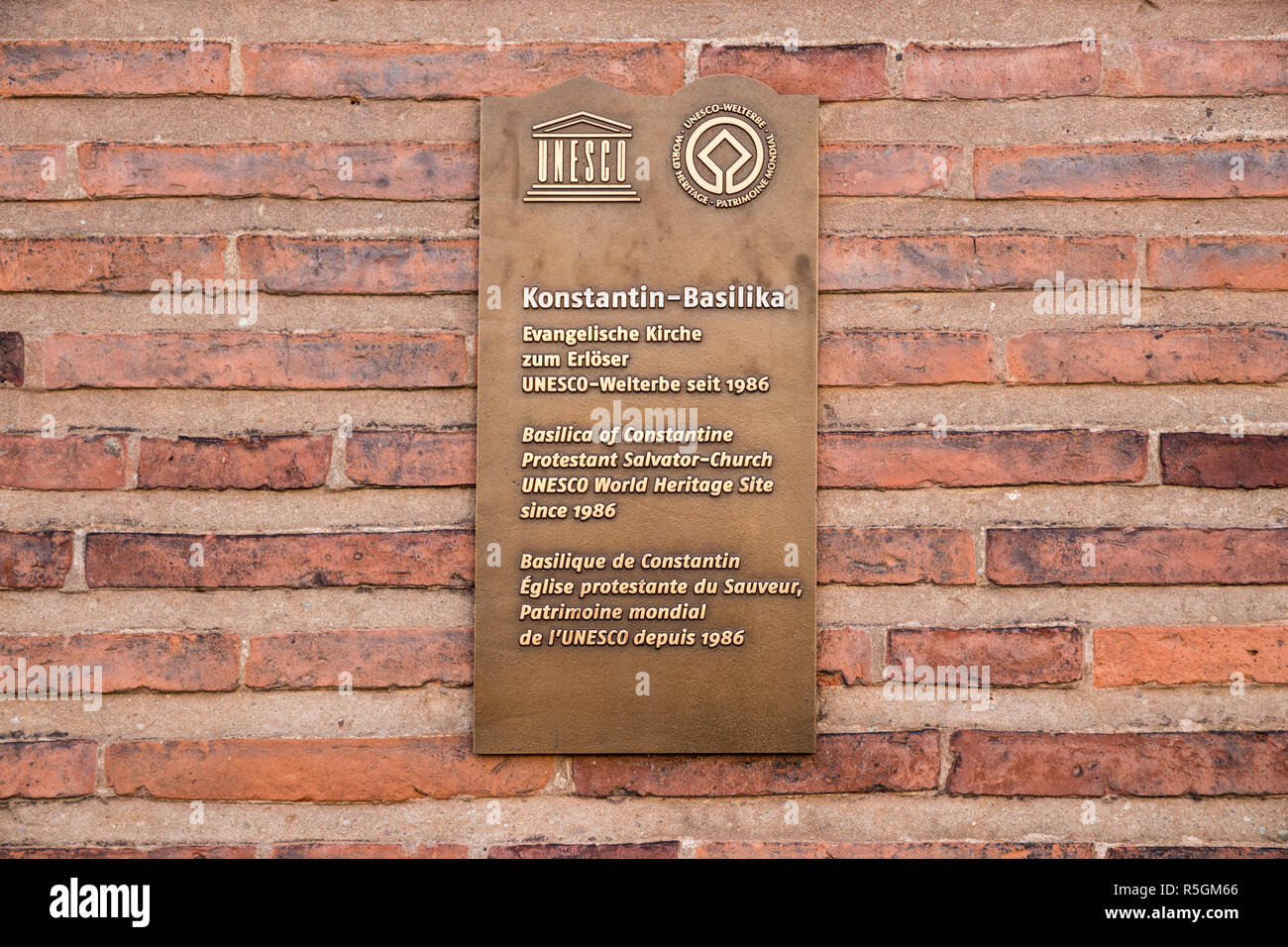 Trier, Deutschland. Unesco-Marker für die Römische Baudenkmäler, Dom St. Peter und die Liebfrauenkirche in Trier, Weltkulturerbe seit 1986 (Konstan Stockfoto