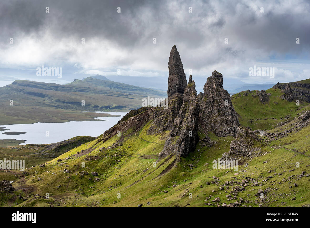 Rock Formation des alten Mannes Storr mit bewölkter Himmel, Isle of Skye, Schottland, Großbritannien Stockfoto