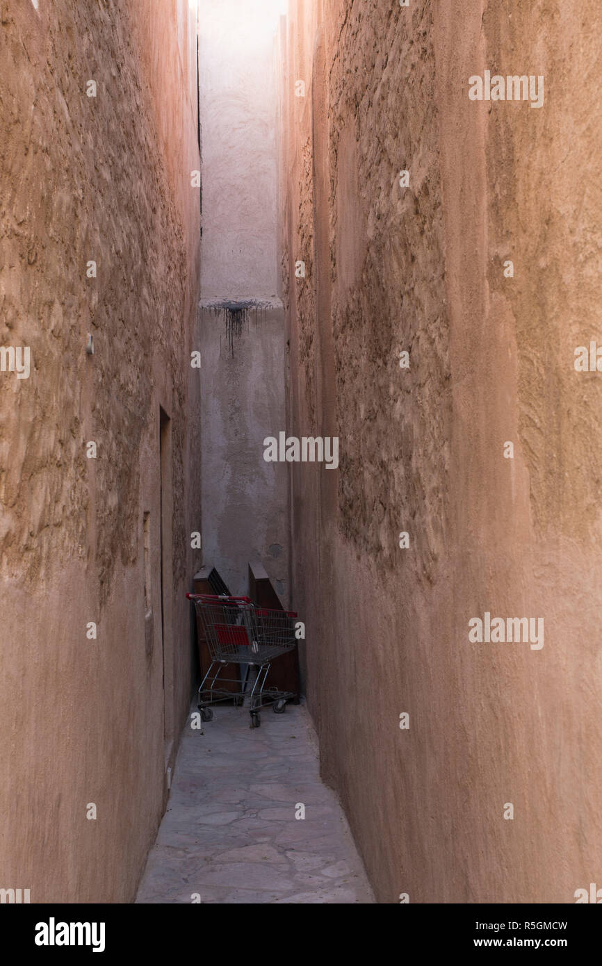 Verlassene Wagen in einer schmalen Gasse in Dubai, Vereinigte Arabische Emirate Stockfoto