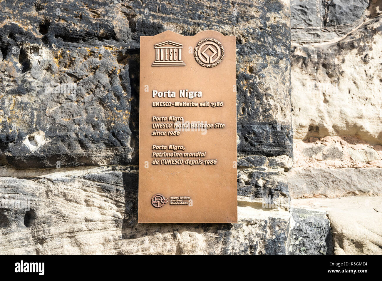 Trier, Deutschland. Unesco-Marker für die Römische Baudenkmäler, Dom St. Peter und die Liebfrauenkirche in Trier, Weltkulturerbe seit 1986 (Porta N Stockfoto