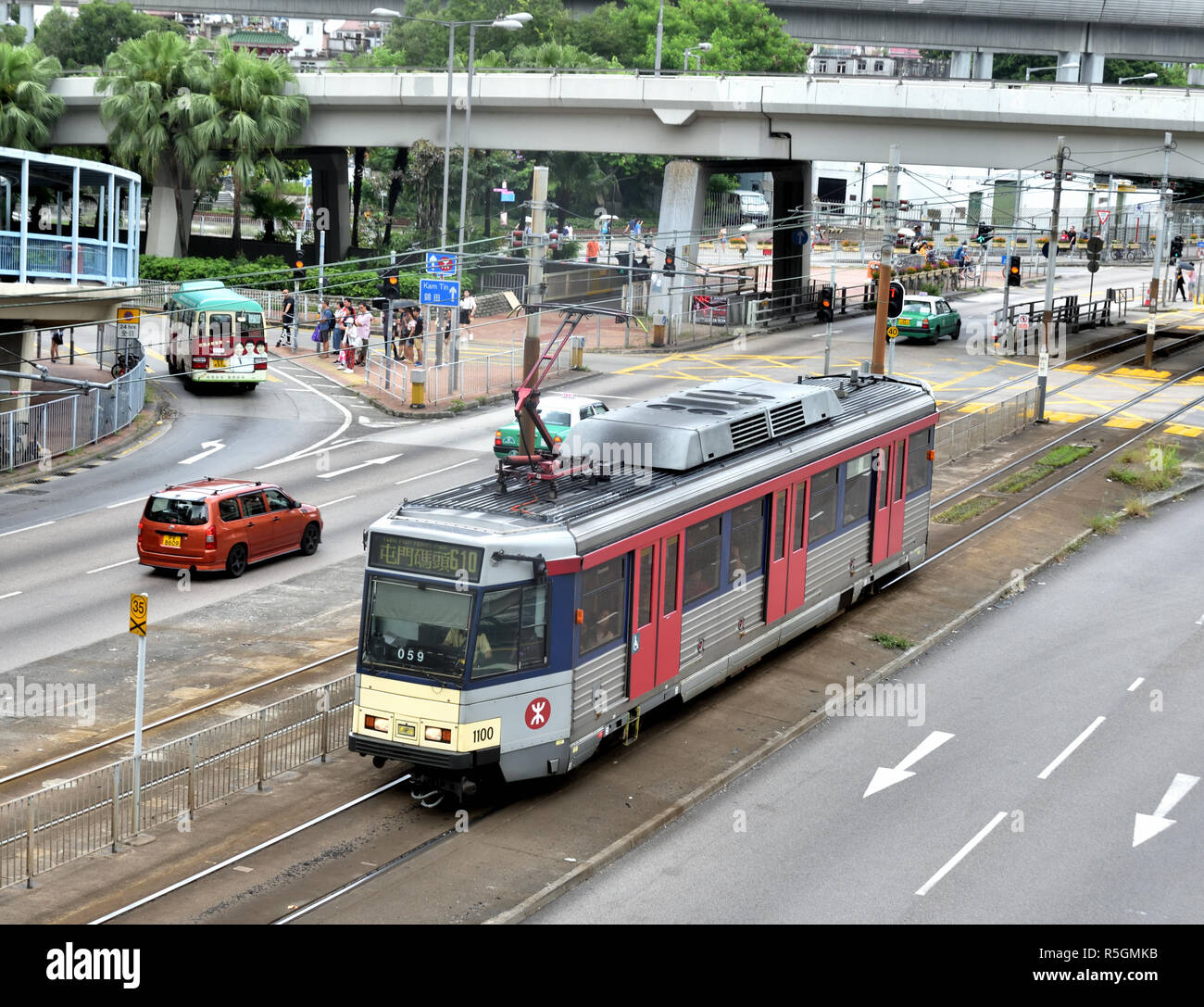 Straßenbahn der Light Rail Transit System, Swift Services zwischen Bereichen mit Yuen Long und Tuen Mun Bezirke bietet. Stockfoto