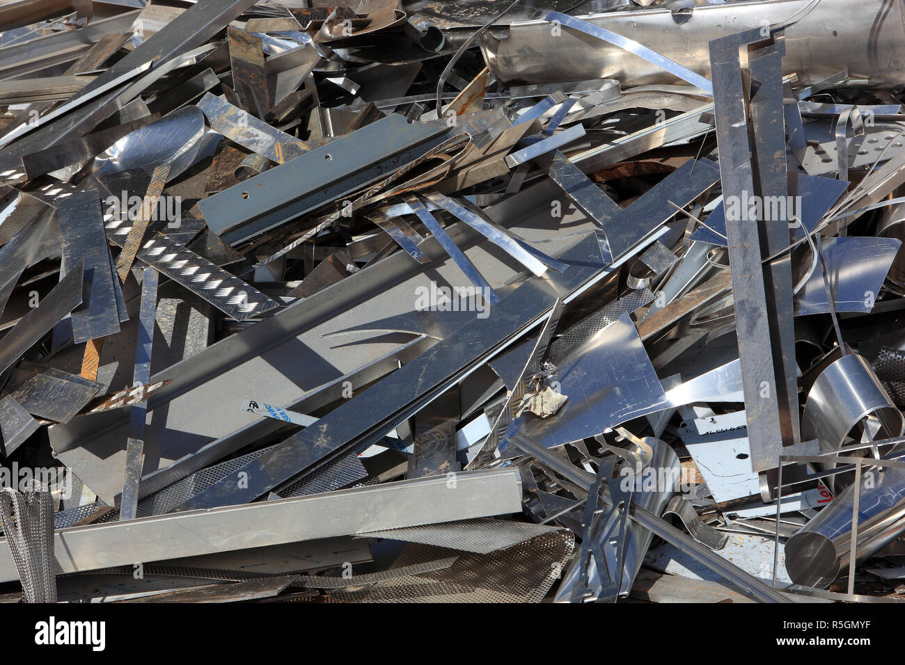Metallische Abfälle eines industriellen Typs auf einem spritzbeton in einer Recyclinganlage, Deutschland Stockfoto
