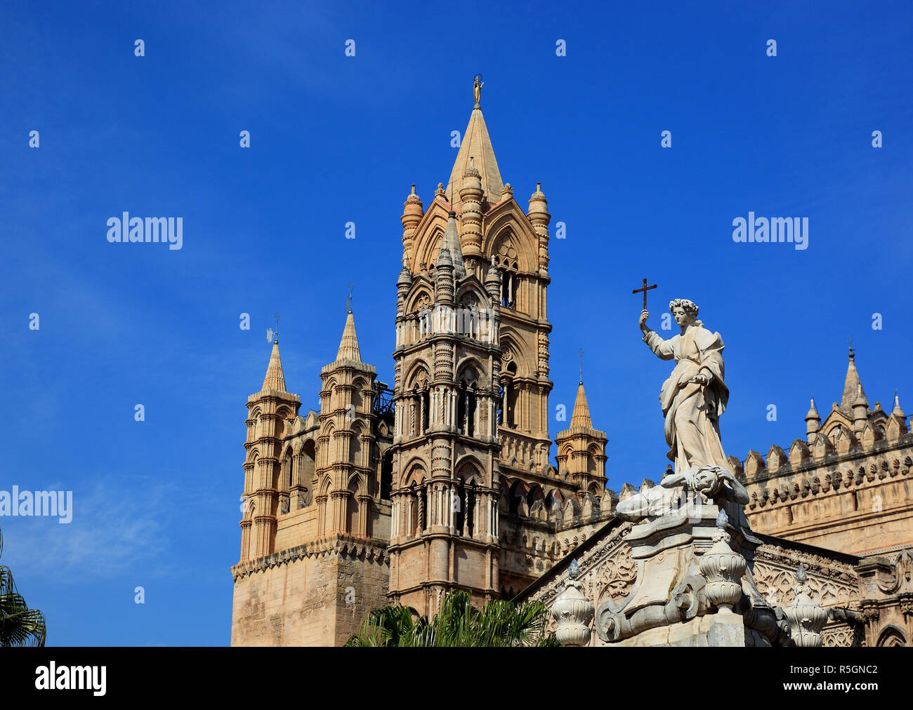Kathedrale Maria Santissima Assunta, davor die Statue von Santa Rosalia, der Schutzpatronin von Palermo, Palermo, Sizilien, Italien Stockfoto Kathedrale Maria Santissima Assunta, davor die Statue von Santa Rosalia, der Schutzpatronin von Palermo, Palermo, Sizilien, Italien Stockfoto