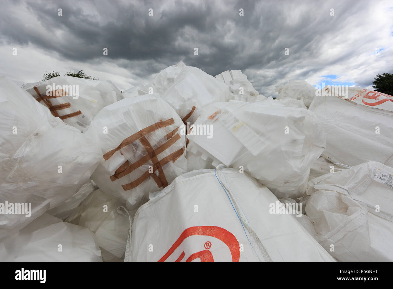 Entsorgung, Recycling Lager, Abfälle von Isolierung, styrophor, in Plastiktüten verpackt, Deutschland Stockfoto