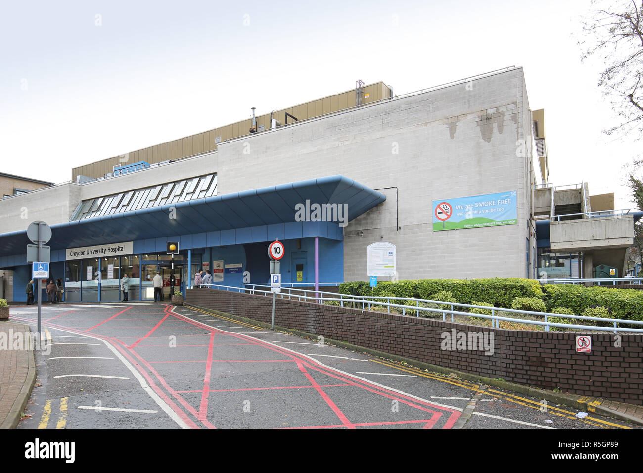 Der Haupteingang zum Croydon University Hospital in London, UK. Eine typische regionale Krankenhaus, bestehend aus viktorianischen Gebäude und moderne Erweiterungen Stockfoto