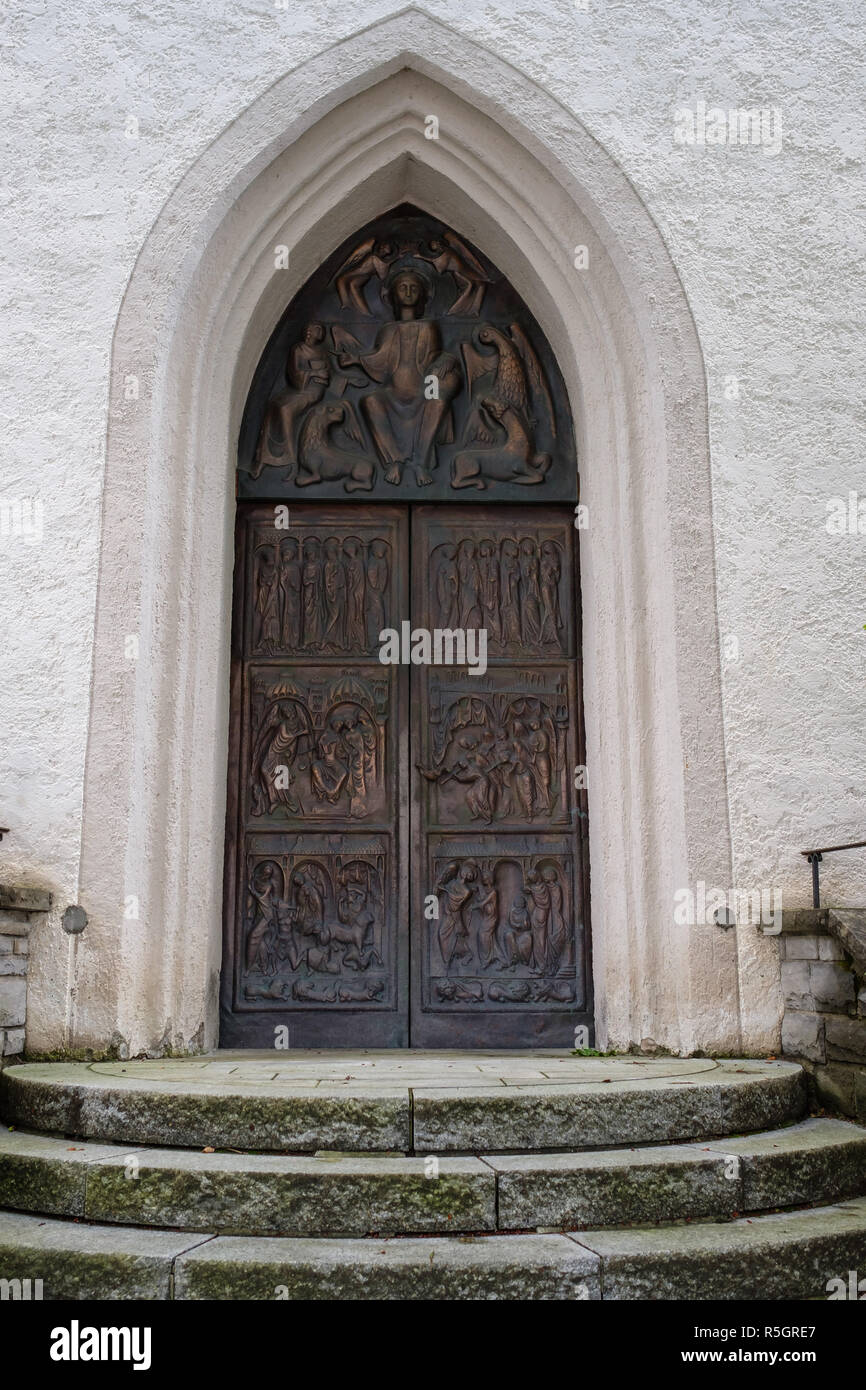Tür in der katholischen Kirche in Oberstdorf im Allgäu Stockfoto