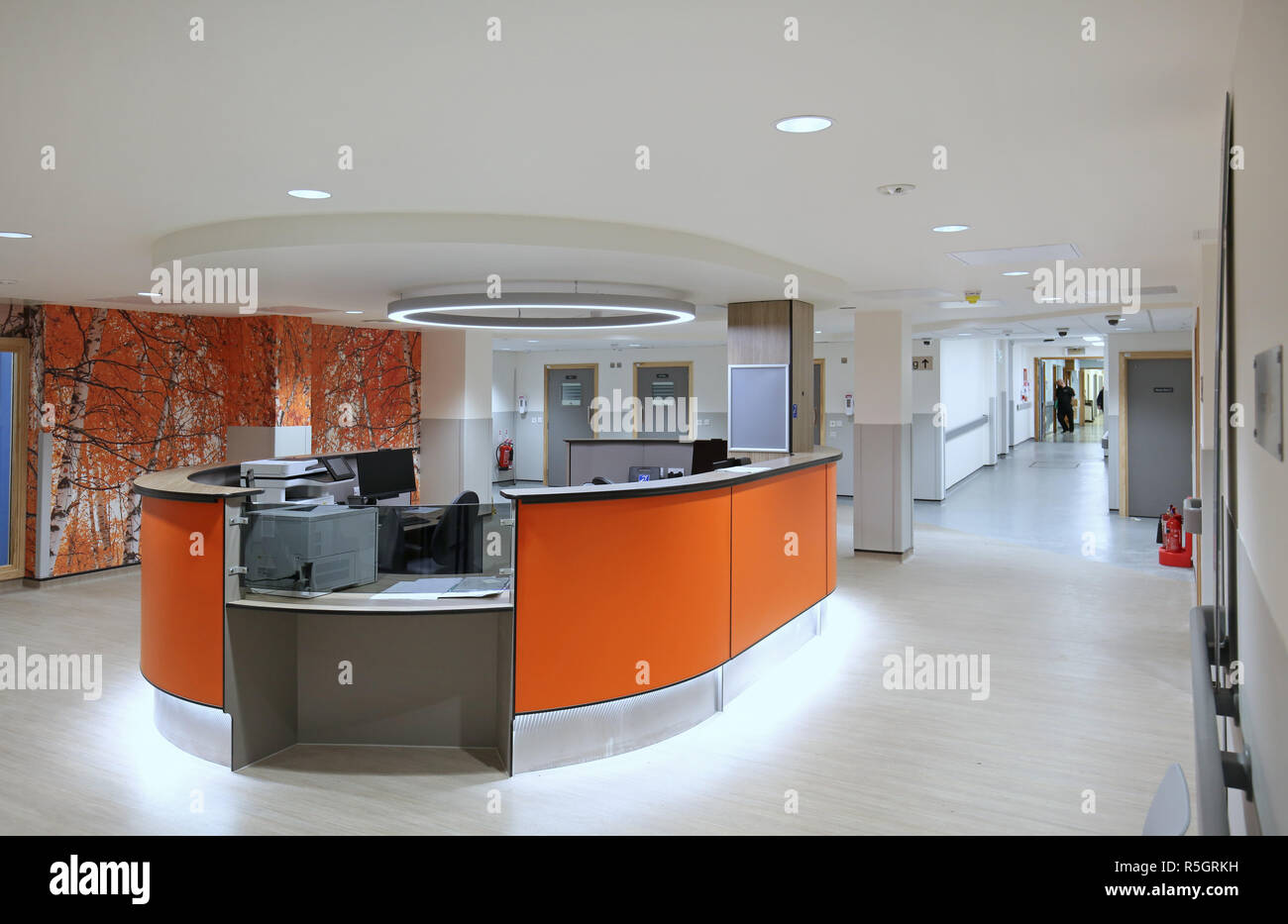 Zentralen empfang- und Wartebereich in der neuen Notaufnahme in Croydon University Hospital, London, UK, Dezember 2018 geöffnet Stockfoto