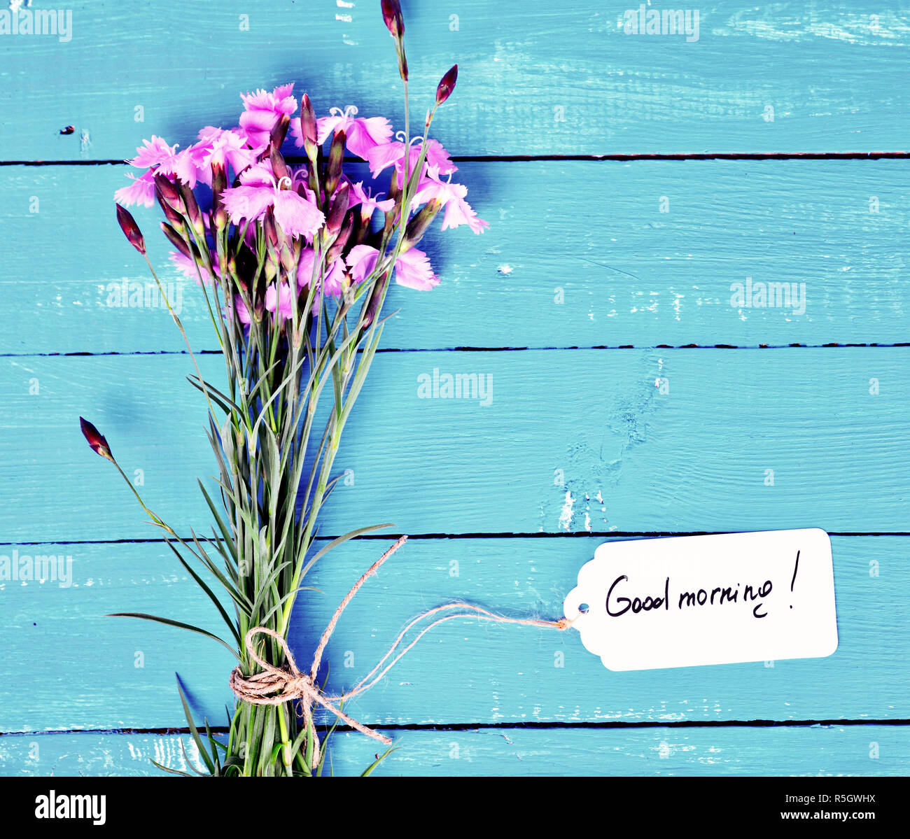 Blumenstrauß aus rosa Nelken und ein Papier tag Stockfoto