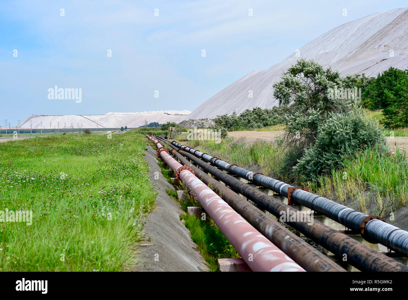 Schläuche am Rande eines Salzbergwerk in die Ferne gehen Stockfoto