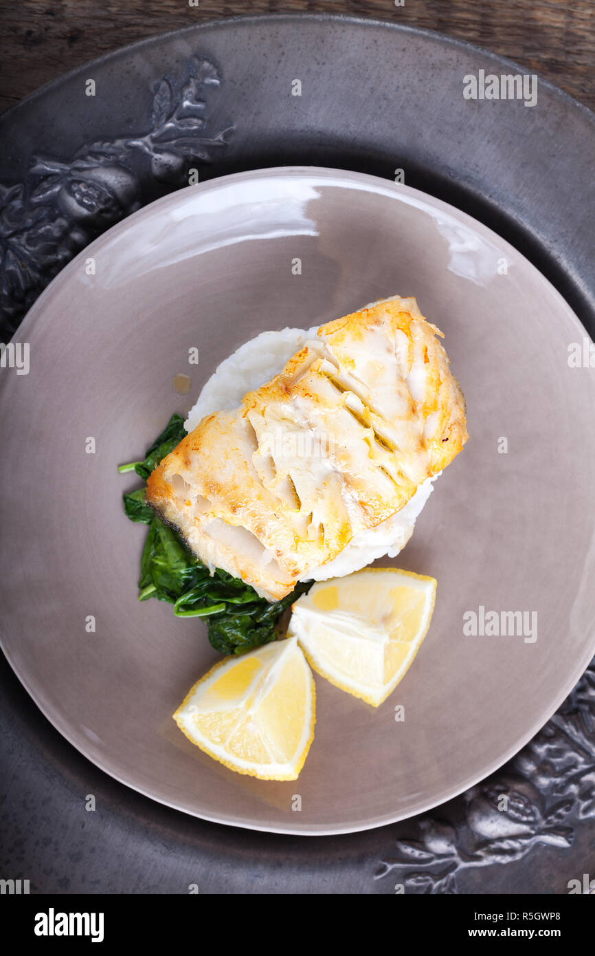 Gebratener Kabeljau Filets und Spinat Stockfoto