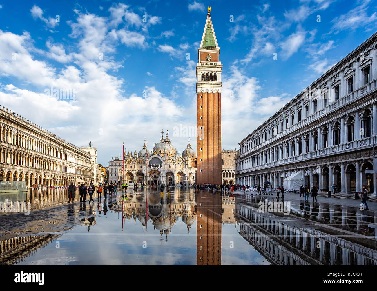 St Mark's Square überflutet mit Reflexion in Venedig, Italien am 27. November 2018 Stockfoto