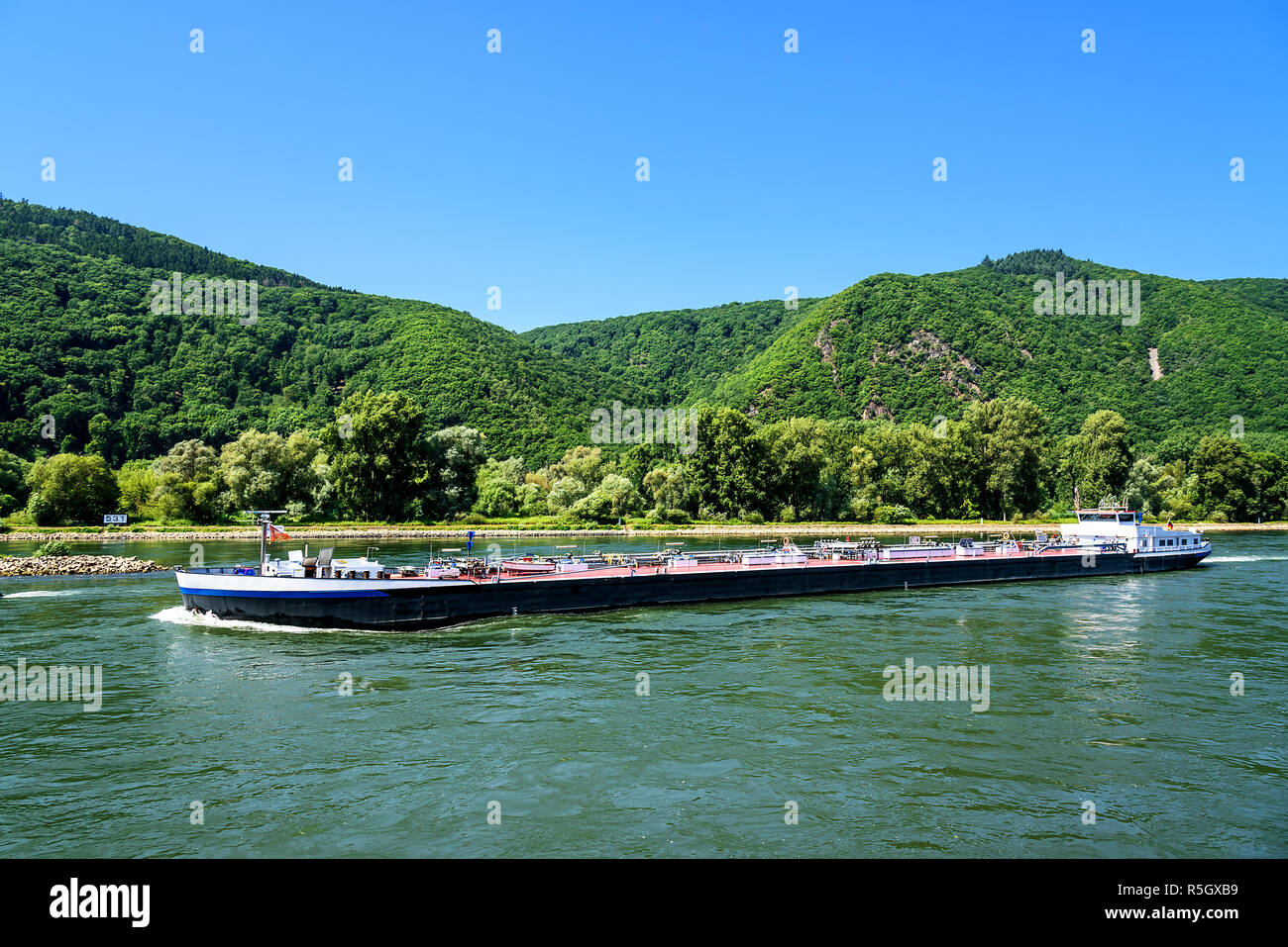 Barge Rhein transport River Forest Stockfoto