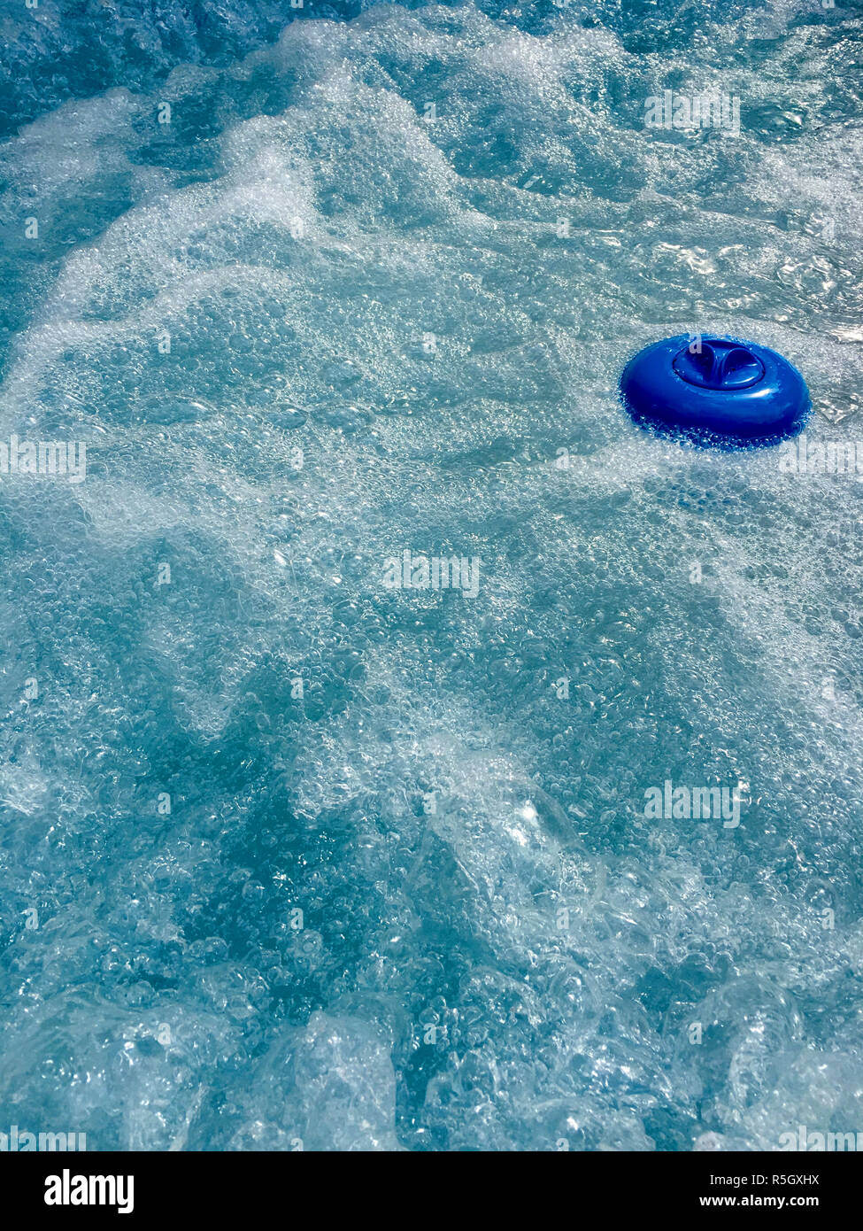 Dosierung Schwimmer für chlortabletten im Pool Stockfoto
