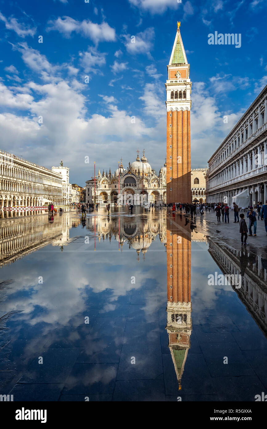 St Mark's Square überflutet mit Reflexion in Venedig, Italien am 27. November 2018 Stockfoto