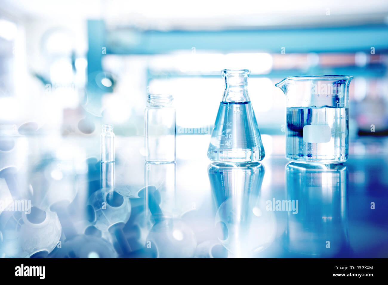 Kolben Becher Fläschchen Glaswaren für Specie experimentelle und Bildung Labor mit nano chemische Molekularstruktur blauer Hintergrund Stockfoto
