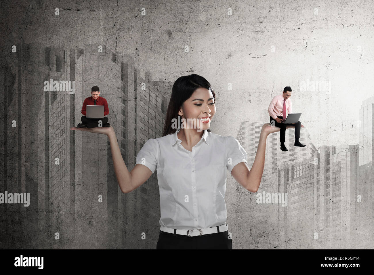 Asian Business Frau wählen zwei Mann bei der Arbeit Stockfoto