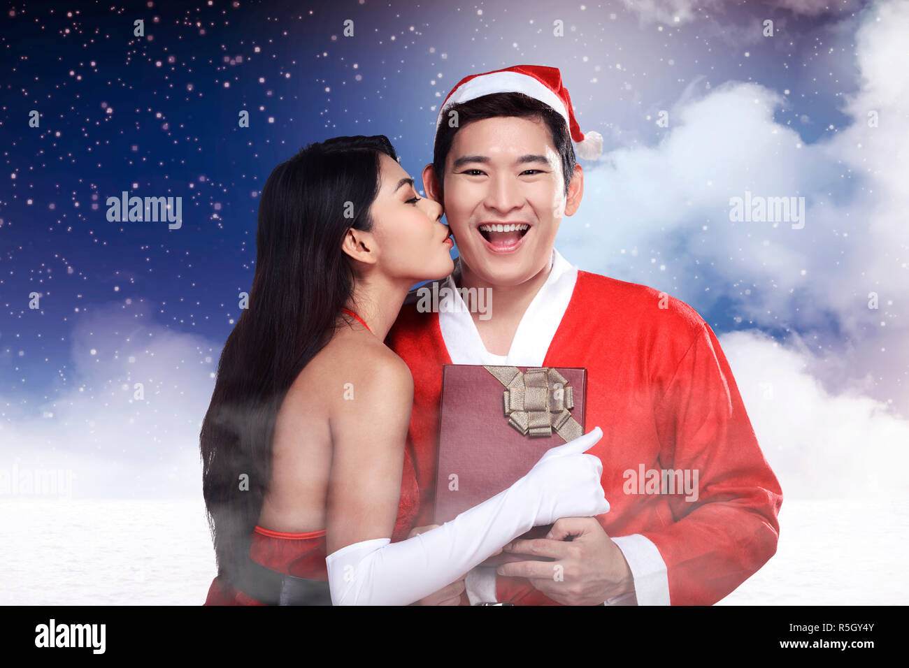 Santa Frau geben Kuss auf ihren Geliebten Stockfoto