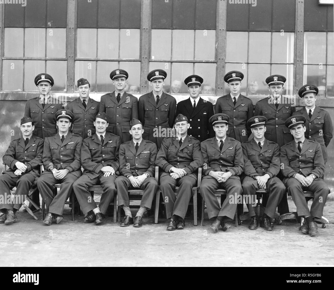 Offiziere in Zukunft Präsident George H.W. Bush's Geschwader mit NAS Norfolk, VA mit Bush stehend, dritter von rechts, Norfolk, VA, 02/1944. Stockfoto