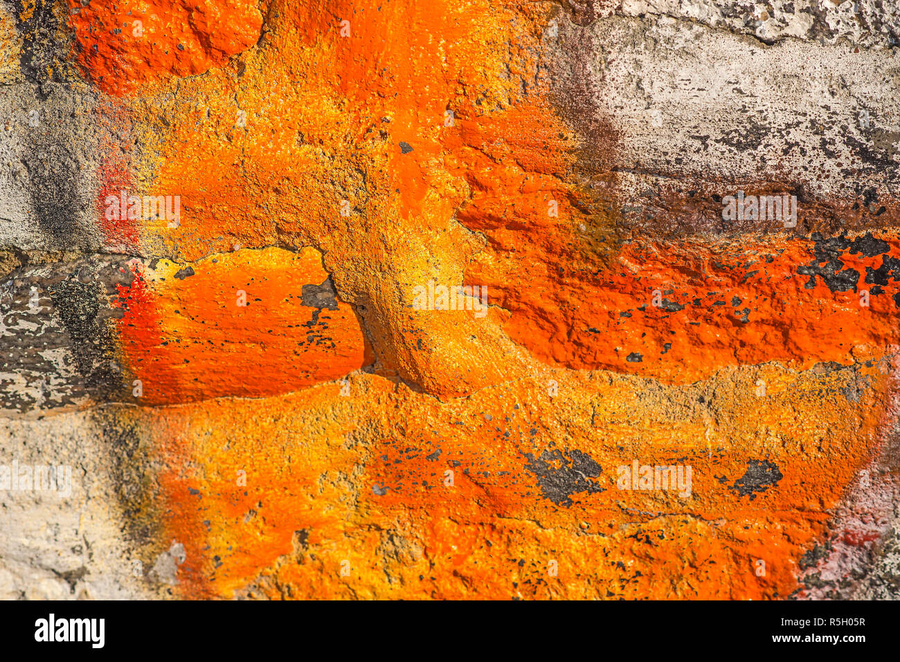 Steinmauer mit orange Farbe Stockfoto