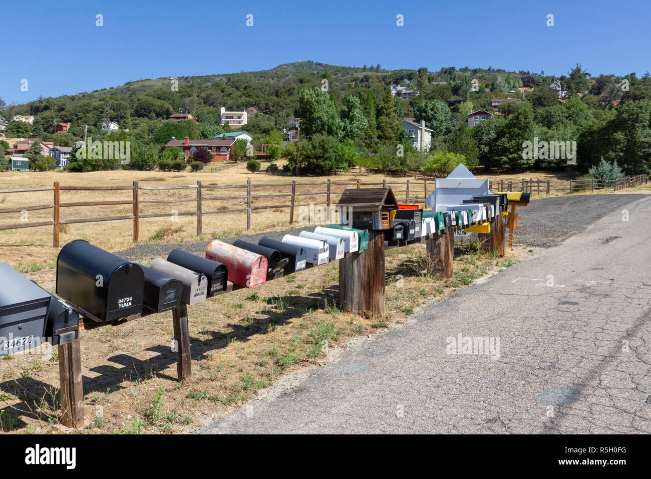 Eine Linie von Briefkästen in einem ländlichen Teil von San Diego County in der Nähe von Lake Cuyamaca, California, United States. Stockfoto