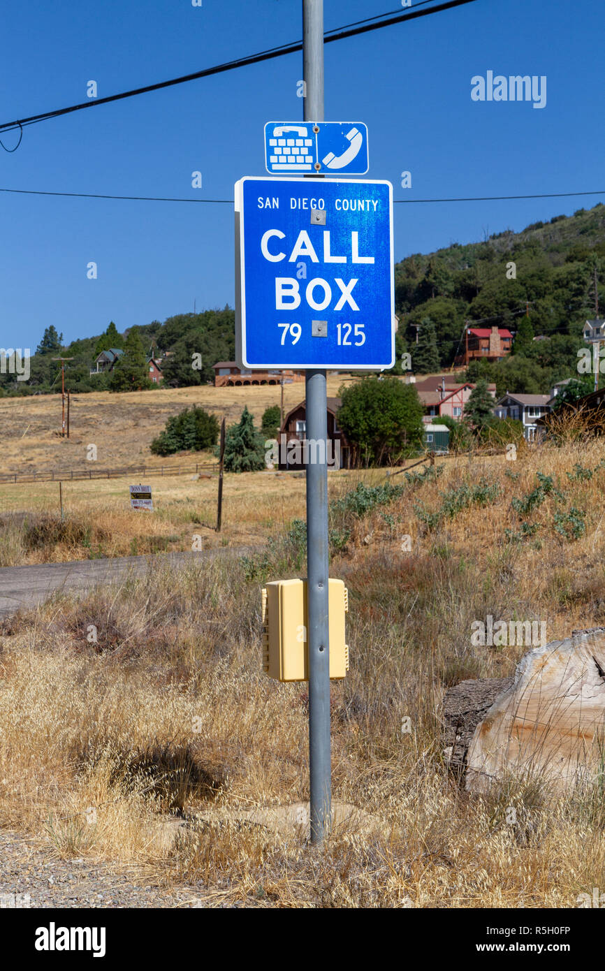 San Diego Straße Seite 'Anruf' verwendet für Notrufe. Die ländlichen Telefonzellen sind gestrandet Verkehrsteilnehmer im Notfall zu helfen. Stockfoto