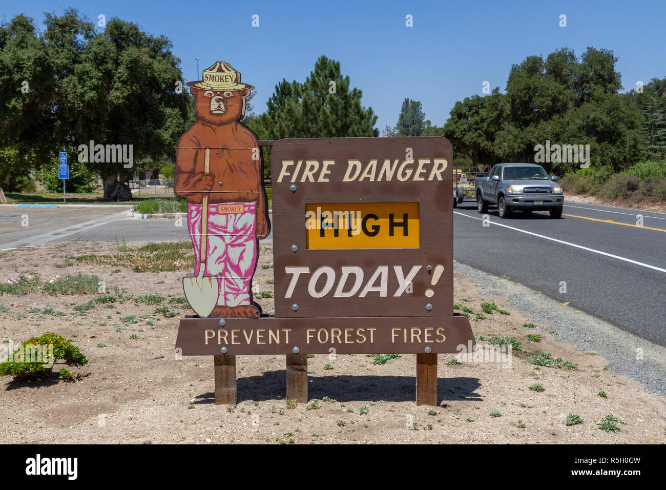 Ein Smokey Bär Brandschutz Schild nach 'High' in Kalifornien, USA. Stockfoto