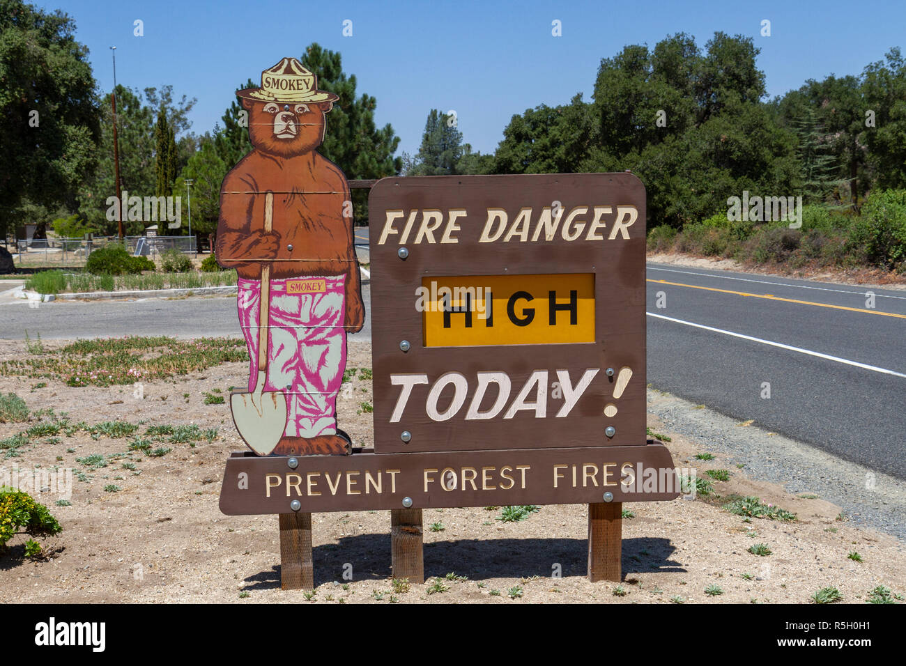 Ein Smokey Bär Brandschutz Schild nach 'High' in Kalifornien, USA. Stockfoto