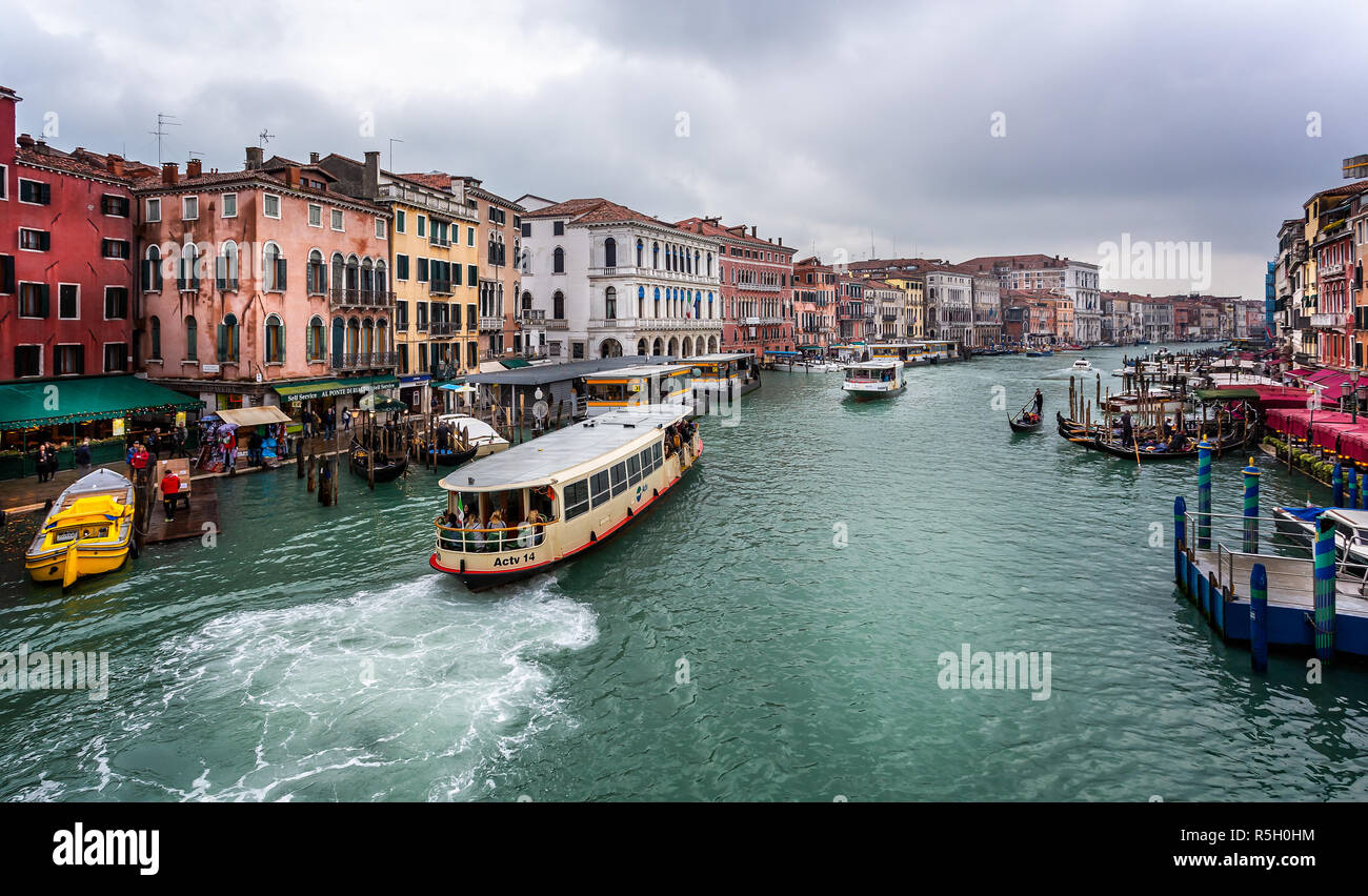 Blick auf den Canal Grande von der Rialtobrücke in Venedig, Italien am 26. November 2018 Stockfoto