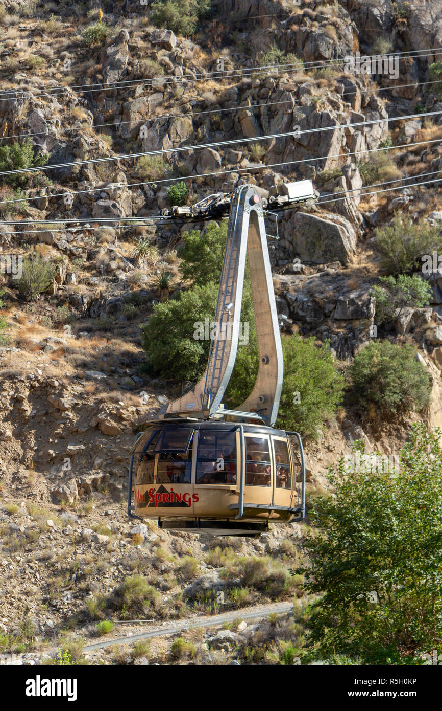 Palm Springs Aerial Tramway Straßenbahn am unteren Bahnhof ankommen, Palm Springs, Kalifornien, USA. Stockfoto