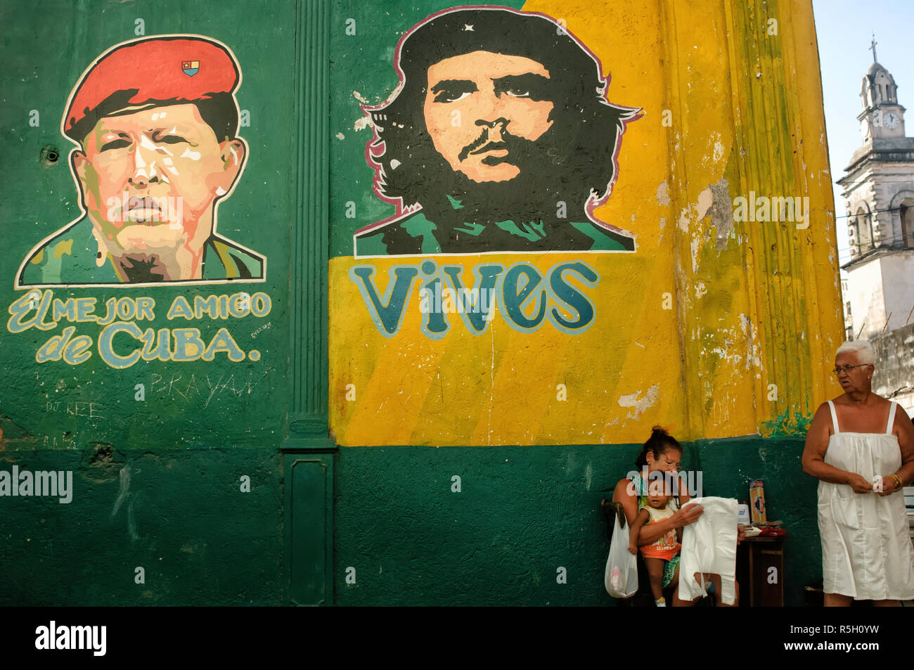 Wall Art von Che Guevara und Hugo Chavez auf den Straßen von Havanna, Kuba. Stockfoto