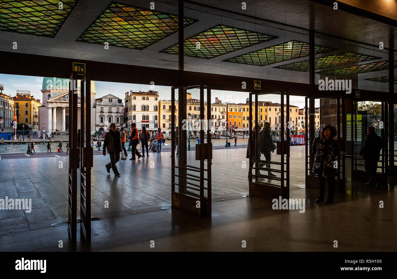 Blick auf den Eingang zu Venedig Bahnhof mit Blick über den Canal Grande in Venedig, Italien am 27. November 2018 Stockfoto