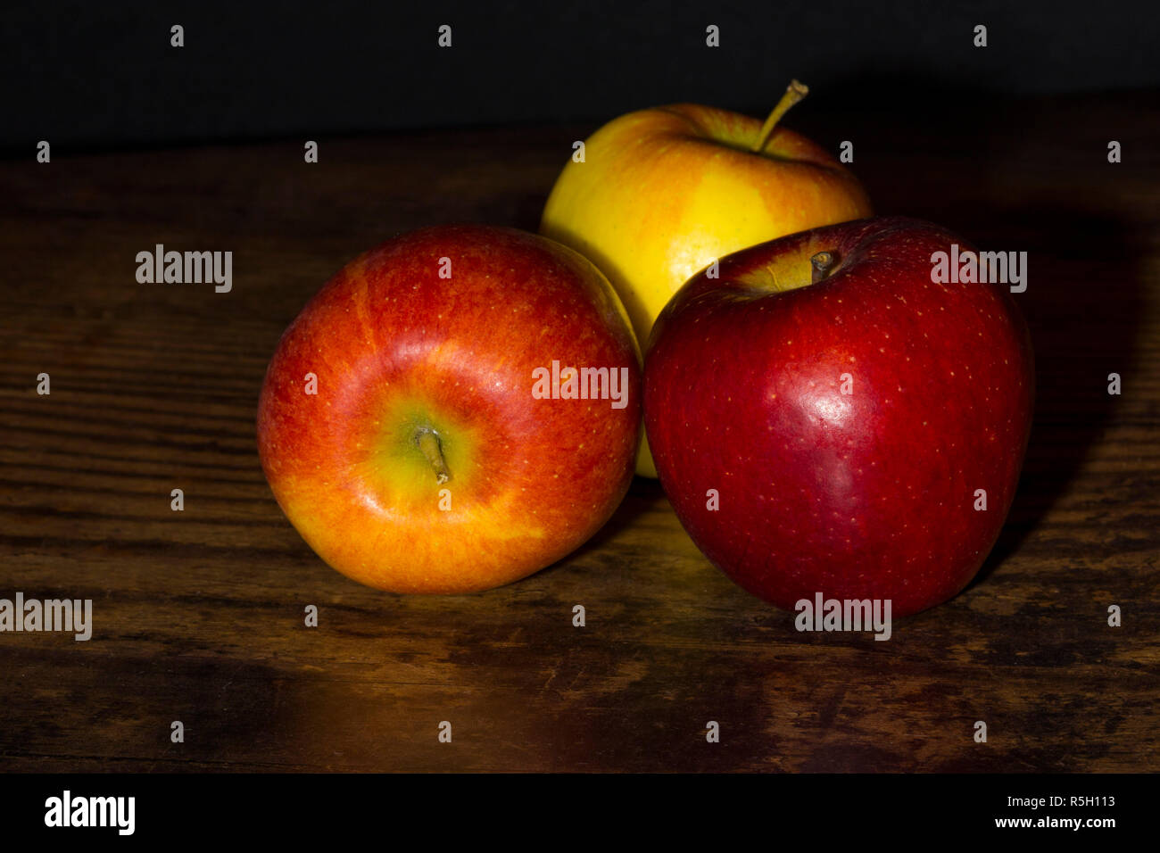 Nahaufnahme von braeburn Äpfel auf einem dunklen Holz- Board Stockfoto