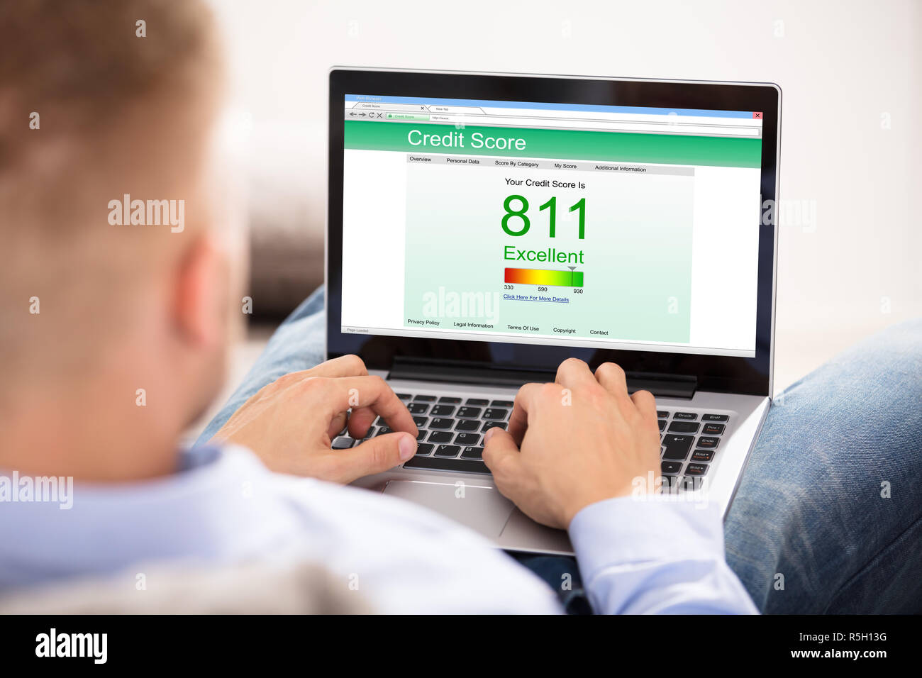 Geschäftsfrau Kontrolle Online Credit Score Stockfoto