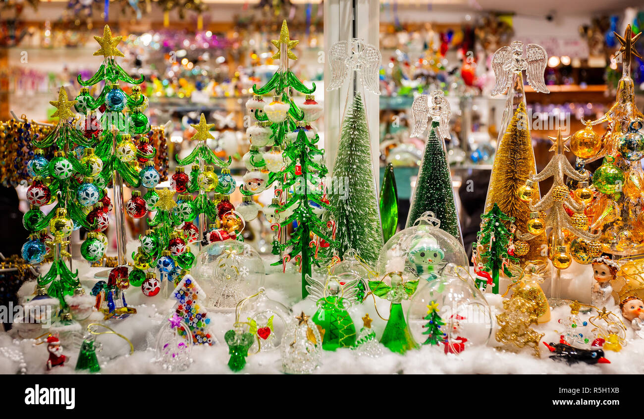 Buntes Glas Christbaumschmuck in Schaufenster in Venedig, Italien am 26. November 2018 Stockfoto