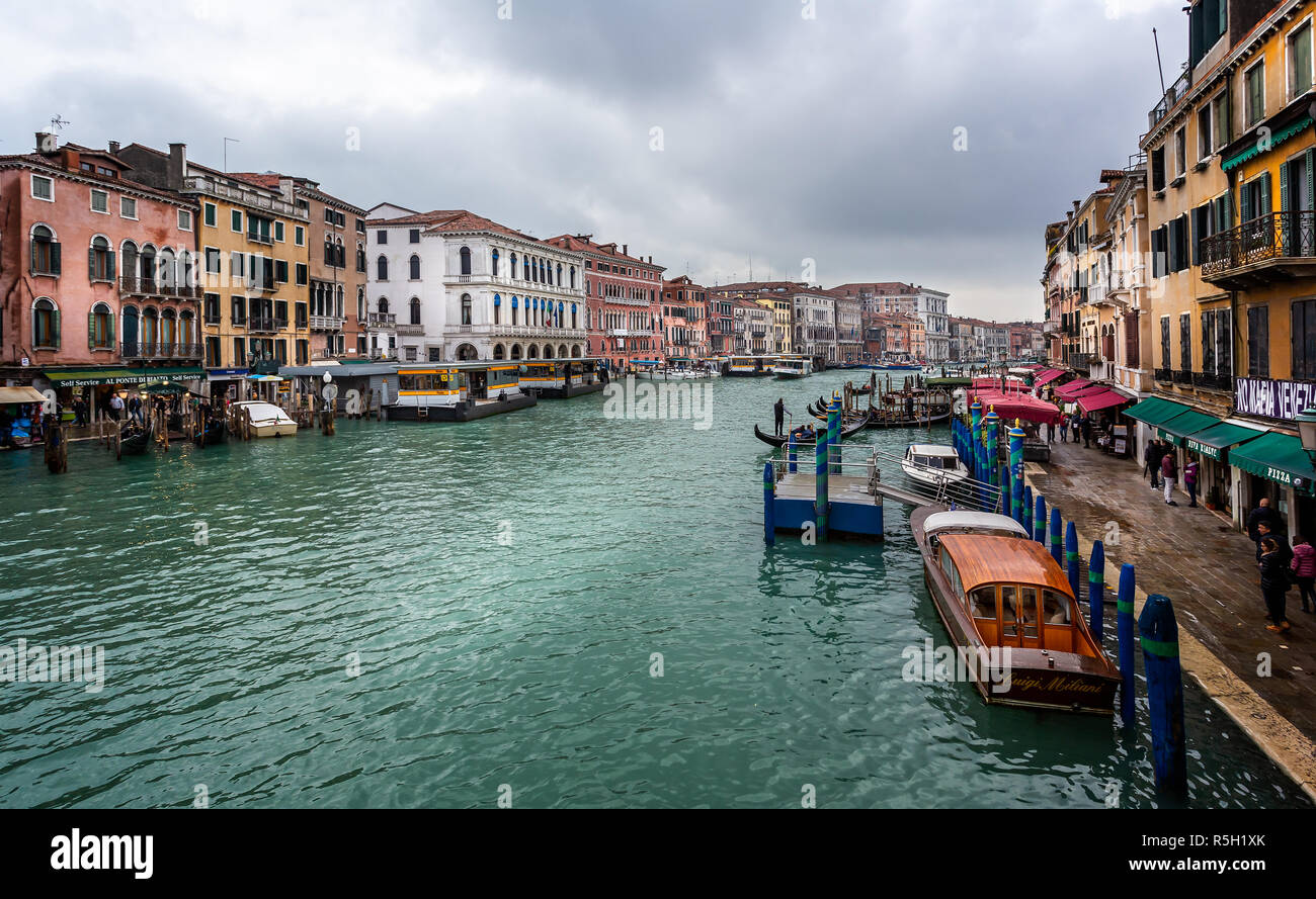 Canal Grande von der Rialtobrücke in Venedig, Italien am 26. November 2018 Stockfoto